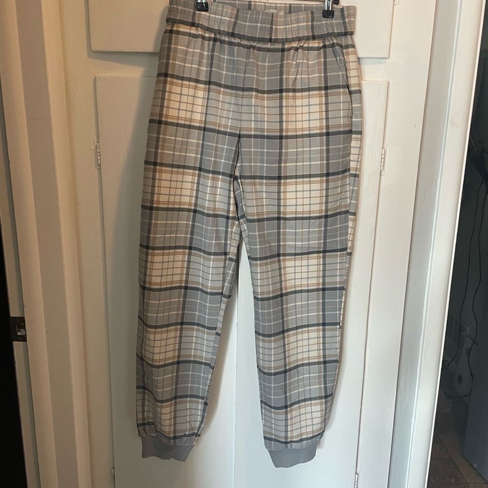 Plaid, grey tones jogger pants.